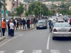 Aksident në Lezhë, këmbësorja përplaset në vijat e bardha, në gjendje të rëndë