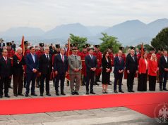 Liderët shtetërorë nderojnë Dëshmorët e Atdheut, përulen para monumentit “Nëna Shqipëri”