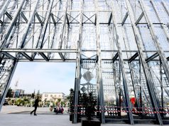 Aeroporti Ndërkombëtar të Tiranës drejt transformimit si një ndër më të bukurit e Europës:. Do vendoset flamuri me një gjatësi gjysmë kilometri, me granit e mermer,me një shqiponjë që lëviz