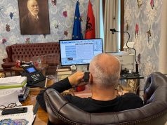 Edi Rama urohet nga Hashim Thaçi: “Komandanti ishte në formën e vet më të mirë.” Por fotoja tregon se po përgatit fjalimin e fitores