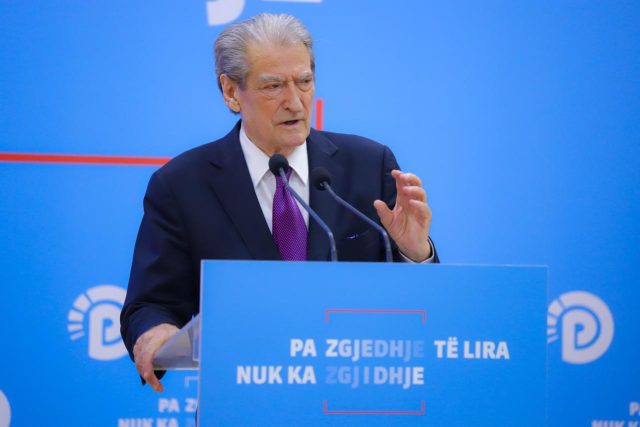 Sali Berisha Si e lexon Berisha mesazhin e Ambasadës Amerikane për zgjedhjet