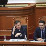 Deputetët u rikthyen ne Kuvend pas 2 muajsh fushatë. Për shkak të tensioneve dhe debateve, seanca e sotme zgjati vetëm 15 minuta. Kreu i PD, Sali Berisha u përfshi në një debat me kryeparlamentaren, Elisa Spiropali, ku kjo e fundit iu drejtua duke i thënë kryedemokratit “koha juaj ka përfunduar”.