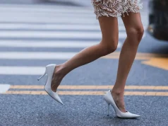 Në këtë qytet duhet leje zyrtare për të veshur taka të larta…