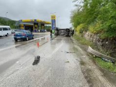 Aksident në aksin Korçë–Pogradec, babë e bijë përfundojnë në spital