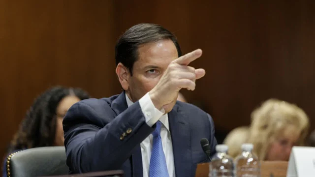 Marco Rubio Sekretari amerikan i Shtetit, Marco Rubio, paralajmëron masa të reja për ndalimin e vizave ndaj zyrtarëve të huaj që censurojnë të drejtën e fjalës së lirë të amerikanëve. Lexoni detajet dhe pasojat e politikës.