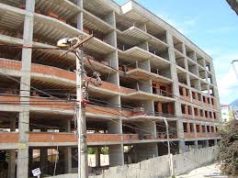 Punëtori boshnjak bie nga pallati në Tiranë