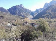 Tragjedi në Gramsh/ Rrëshqet dheu zë poshtë dy persona