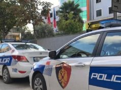 Dy persona të tjerë të arrestuar për fotografimin e votës