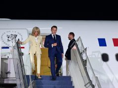 Pajtohet çifti Macron/ Pas shuplakës në Vietnam, në Indonezi zbritën për krahu nga avioni