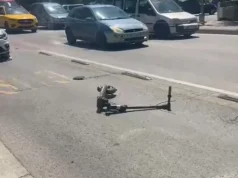 Tjetër aksident me monopatinë në kryeqytet, 17-vjeçari përfundon në spital pas përplasjes me një makinë