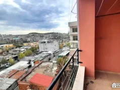 Hodhi send të fortë nga ballkoni dhe dëmtoi një 9-vjeçar, procedohet penalisht 20-vjeçarja