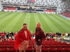 Hamza dhe Ademi, dy trashëgimtarët e familjes Jashari, në stadium për të përkrahur Kombëtaren