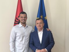 “Presidenti Thaçi është i fortë dhe krenar” / Taulant Balla pret në Tiranë djalin e tij Endritin të sapoardhur nga vizita në Hagë