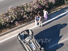 Makina kthehet përmbys në mes të rrugës pranë Liqenit