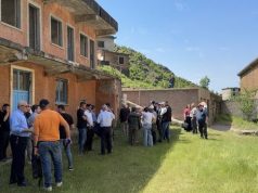 ”Mos fshini kujtesën”/ Protestë në Spaç pas ndërhyrjeve për restaurimin e godinave