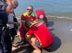 Pushuesja kosovare rrezikonte të mbytej, shpëtohet nga vrojtuesit në plazhin e Shëngjinit