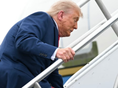 KARMA/ Dikur tallej me Joe Biden, por e pësoi vetë! Donald Trump pengohet në shkallët e avionit