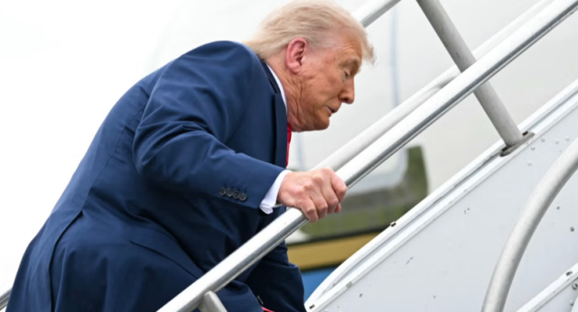 -800-0-1749458155x900-0-1749456578xdonald-trump-pengohet-ne-shkallet-e-air-force-one-1024x553-1-583-945