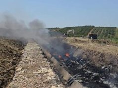 Tubat plastikë shkrumbohen nga flakët gjatë saldimit, shtëllunga të zeza tymi mbulojnë zonën
