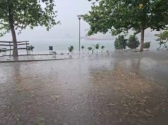 Moti ekstrem në Belsh, stuhia e fortë shkakton kaos në qytet