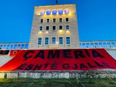 Qindra qytetarë ndezin qirinj në Tiranë në përkujtim të gjenocidit në Çamëri – Marin Mema: “Çdo qiri, një dritë për drejtësi”