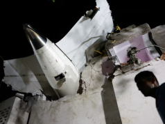 Avioni i Air India u rrëzua mbi një konvikt në Ahmedabad, mbi 240 të vdekur. I mbijetuari i vetëm u hodh nga dera e emergjencës