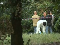 Mister identiteti i dy viktimave nënë e bijë, me pamje nga Europa lindore, të gjetura pa jetë në një park të Romës. Foshnja dyshohet të jetë mbytur nga një burrë