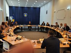 Ngërçi institucional në Kosovë – Kurti mbledh liderët politikë për të gjetur zgjidhje pas vendimit të Kushtetueses