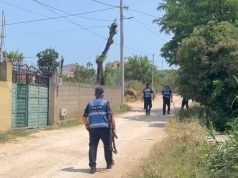 E rëndë në Rrogozhinë – Fqinjët plagosen me armë për shkak të qenit që lehte