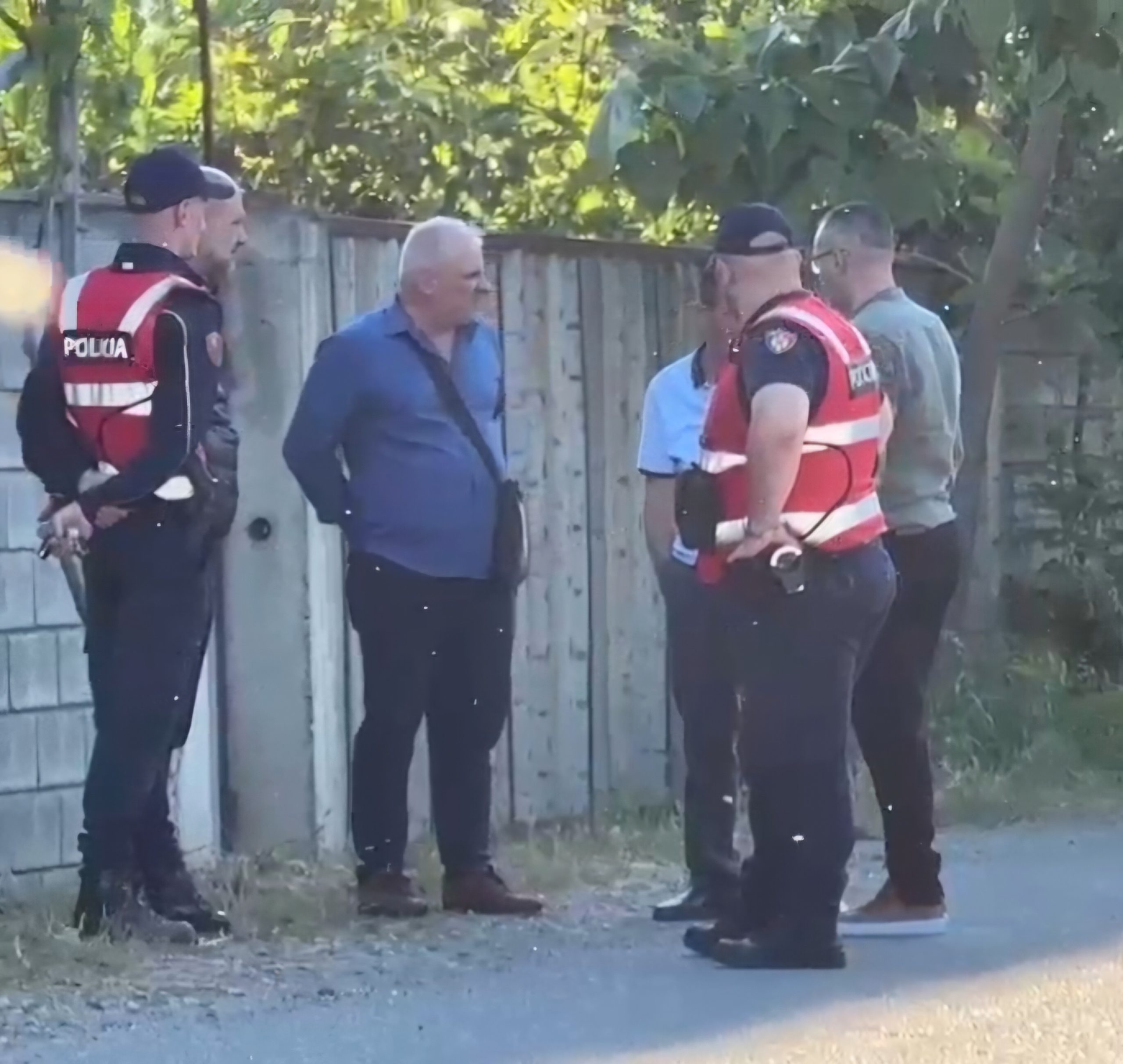 Pjetër Kaza, 57 vjeç, është qëlluar për vdekje me armë zjarri në oborrin e banesës së tij në fshatin Tale, Lezhë. Dyshohet për gjakmarrje. Policia ka nisur hetimet.