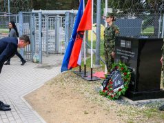 Ministri Balla viziton bazën ushtarake të NATO-s në Letoni, përkujton dy dëshmorët e atdheut Major Klodian Tanushi dhe Nëntetar Zarife Hasanaj të rënë në krye të detyrës në Letoni