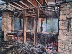 Shkrumbohet plotësisht nga flakët banesa dykatëshe në Korçë