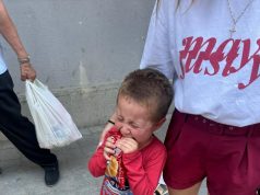 “Babi quhet Flamur, mami Vera” Gjendet një fëmijë i vetëm në qendër të Elbasanit