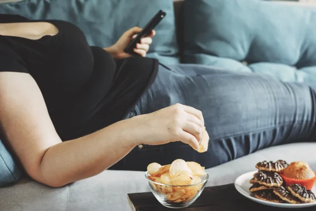 g-sedentary-lifestyle-compulsive-overeating-105815349
