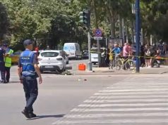 Tiranë/ Përplasen 3 të mitur me monopatina në bulevardin “Dëshmorët e Kombit”. Dëshmitari: kaluan rrugën me semafor të kuq