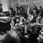 Më 2 qershor 1975, në qytetin francez të Lyon-it, rreth 150 punonjëse seksi pushtuan kishën e Saint-Nizier për të protestuar kundër represionit policor, ndëshkimeve të padrejta dhe heshtjes shoqërore. Ato kërkuan një strehë, jo vetëm nga forcat e rendit, por edhe nga stigmatizimi dhe dhuna sistematike që i përndiqte në heshtje prej vitesh.