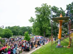 Çmenduri krijuese në Minneapolis: Fqinjët mblidhen çdo vit për të mprehur një laps gjigant 6 metra të gjatë!