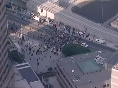 Trazira në Los Angeles, pas bastisjeve të emigracionit. Policia hedh gaz lotsjellës ndaj protestuesve, dhjetëra të arrestuar