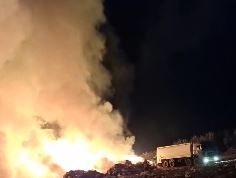 Kukës, zjarr i madh në vendgrumbullimin e mbetjeve urbane, dyshohet i qëllimshëm