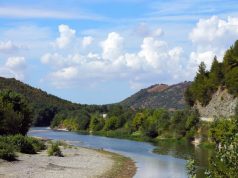 E rëndë në Peqin/ Trupi i 6-vjeçarit gjendet i mbytur në lumin Shkumbin! Gjyshja e kishte denoncuar humbjen tre orë para