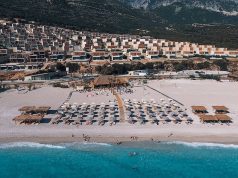 “Paradite në punë, pasdite në plazh”, formula e re për të joshur punonjësit në sektorin e turizmit