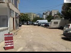 Tiranë/ Ktheu hapësirën publike në parkim privat te Astiri, Policia çliron zonën dhe merr nën akuzë 54-vjeçarin