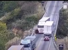 Aksident i rëndë në Brazil – Kamioni pa frena shtyn makinën nga ura