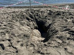 Tragjedia në Itali: Babai i adoleshentit që humbi jetën nën rërë nën hetim për vrasje nga pakujdesia