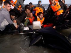 Policia franceze copton gomonen, kthen mbrapsht dhjetëra emigrantë që po tentonin të kalonin Kanalin për në Britani