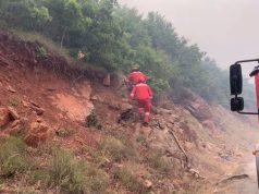 Zjarr masiv në Klos, qindra hektarë pyje e kullota të djegura, ndërhyrje nga ajri dhe toka për vënien nën kontroll të flakëve