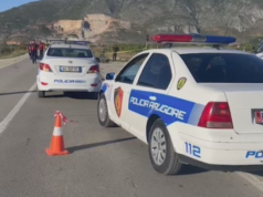 Aksident në Elbasan/ Automjeti del nga rruga dhe përfundon në lokal, lëndohen dy persona