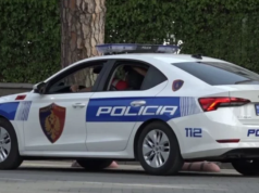 Dhunoi bashkëshorten në sy të fëmijëve, arrestohet 38-vjeçari në Cërrik