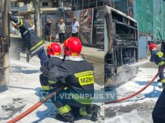Merr flakë autobusi i linjës Tiranë-Kamëz, s’ka të lënduar