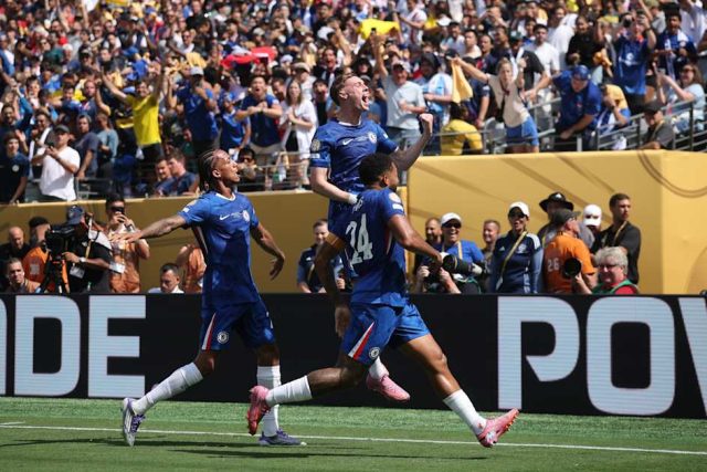 Cole_Palmer_celebrates_2nd_goal_vs_PSG
